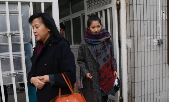 母亲陪着关晓彤参加考试