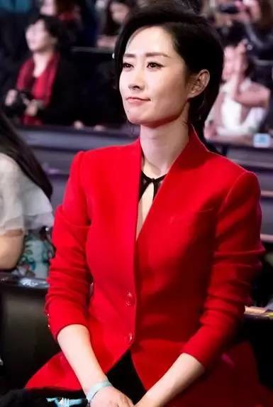 她被唤名"小巩俐",受过斯琴高娃的钦点,还被胡歌,靳东