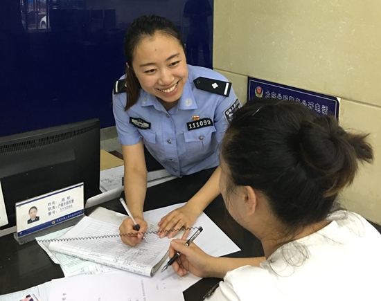 最近她又多了一个警花沈阳称号,这高中是一个外国人竖着大拇指叫大庆卢辅导书称号数学图片