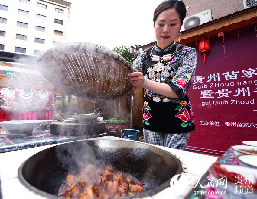 贵州松桃:苗家"棒棒猪"肉飘香(高清组图)