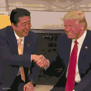 【三分钟法治新闻全知道】川普安倍尴尬握手19秒,握到