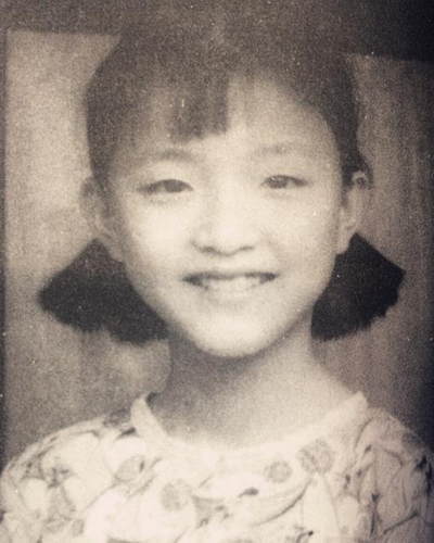 之前杨澜一家出席活动,16岁的吴所惧也跟着妈妈身后.