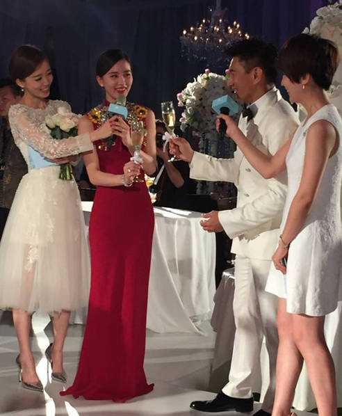 吴奇隆刘诗诗结婚晚宴 两人喝交杯酒