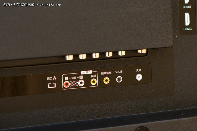康佳v55u提供了非常丰富的接口,在电视后面提供有电视天线,同轴数字