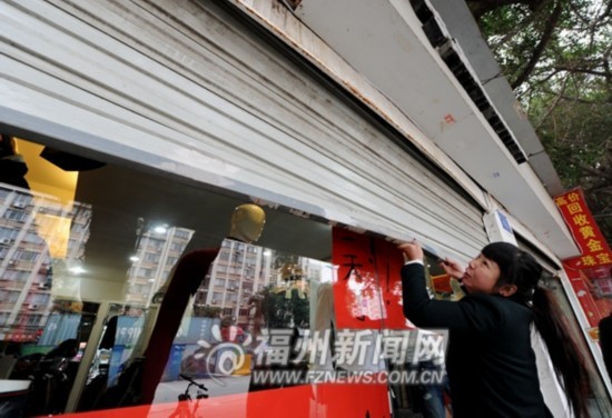 30多家店铺凌晨被撬只撬店门不偷东西有些离奇
