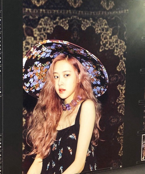 blackpink皇冠图片,blackpink皇冠 blackpink"蜜嗓主唱"朴彩英化身复古女郎 自带高级美感【组图】
