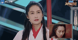 而且在她玩游戏时,小表情还是那么少女,一点也没有变僵硬脸!