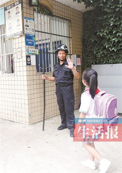 55岁的他进城务工 孩子们说他是可爱的