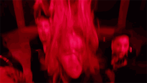 又或者:女生撩头发很好看哦! cl女王亲身示范 撩头发是霸气技能!