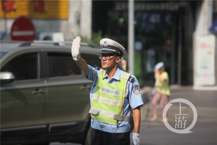 协勤制服的正反两面,就像是刚从洗衣机里捞出来的一样.