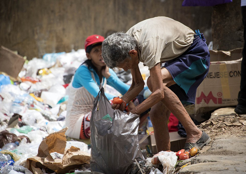委内瑞拉民众生活艰难 垃圾堆中觅食