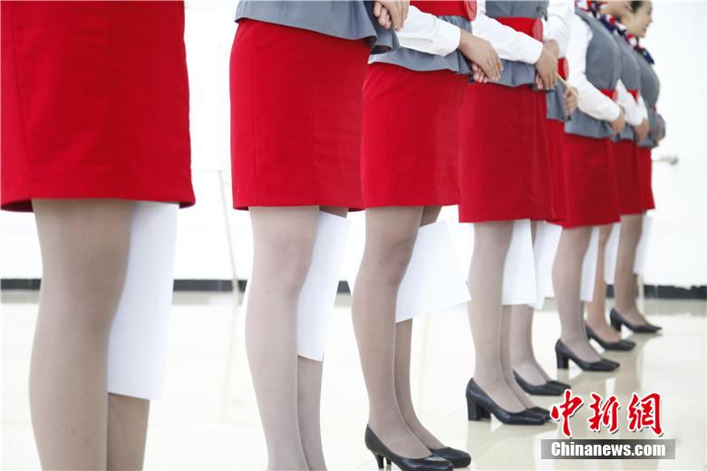 直击准空姐礼仪形体训练:头顶酒瓶 膝盖夹纸(组图)