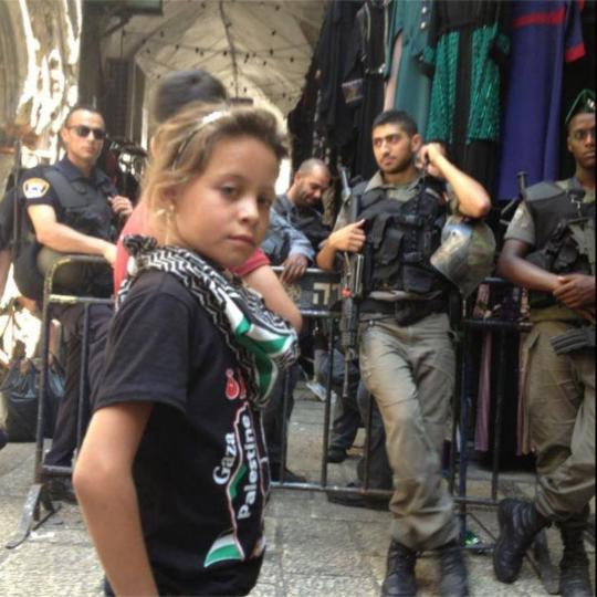 10岁女孩当战地记者记录巴以冲突