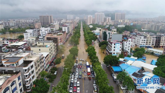 9月17日,阳春市武装部民兵在合水镇平西村转移受灾群众.