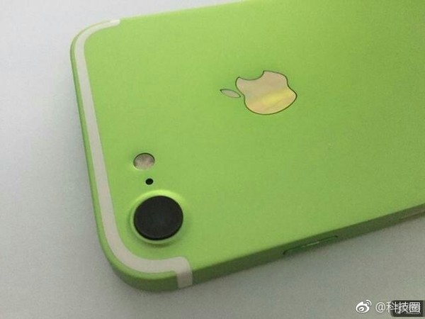 昨日,有网友放出了一组绿色iphone真机图,清新的草木绿 iphone 5s的
