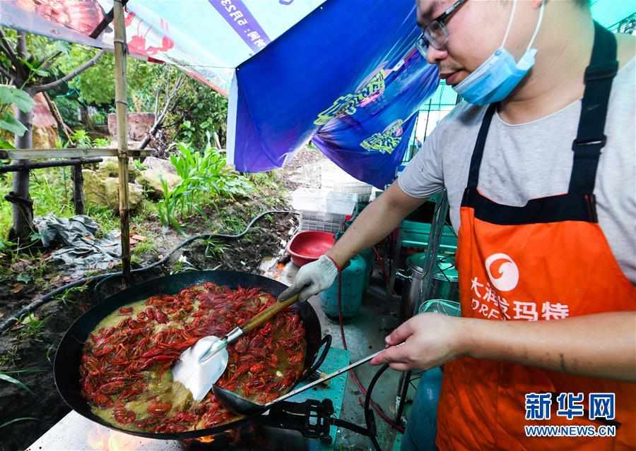 5月30日,厨师在龙虾狂欢节现场烹制小龙虾.新华社记者 徐昱 摄