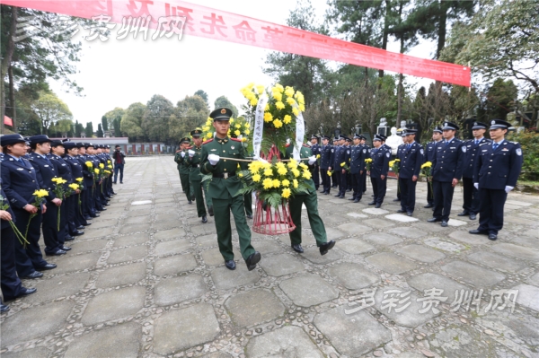 观山湖分局组织六十余公安民警,消防战士到海天园烈士陵园缅怀革命