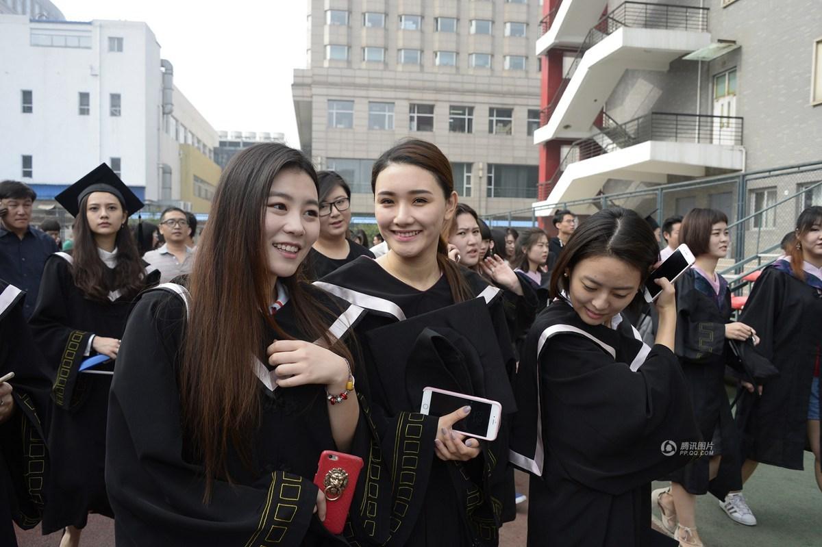 北京电影学院2016届本专科毕业典礼上的学生.