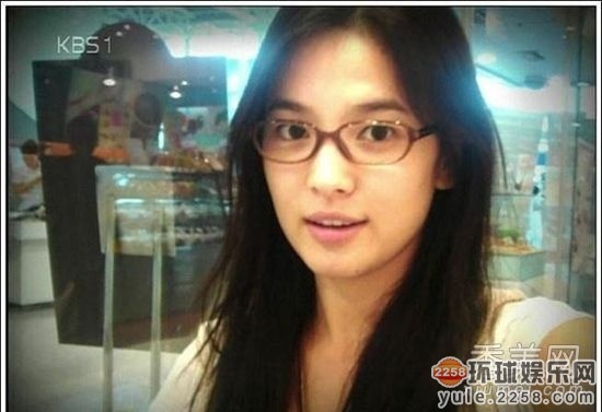 在荧屏前的女星们光鲜亮丽是有目共睹的,可是在那一层层的脂粉下面,她们的真实面孔是什么样子呢?只有照片会记录她们最真实的瞬间。一起来看看她们素颜的样子吧~ 38岁林心如素颜穿透视装做甜品