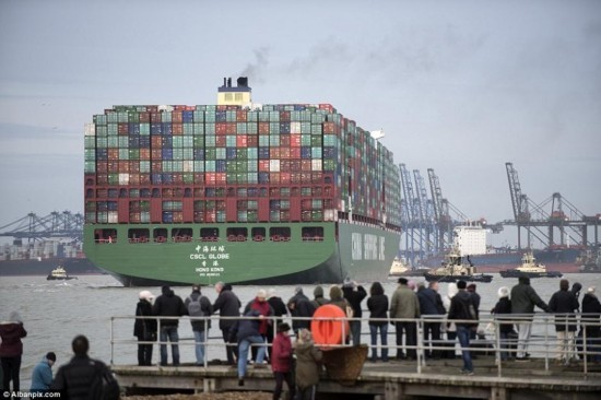 中國巨型貨輪抵英國 世界最大體型引無數人圍觀