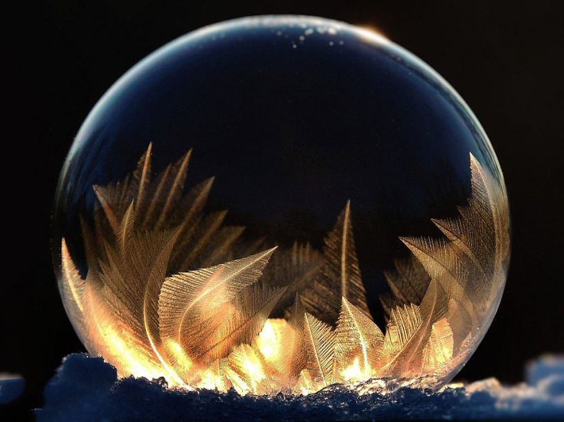 镜头中的冰冻肥皂泡 精致如魔法水晶球
