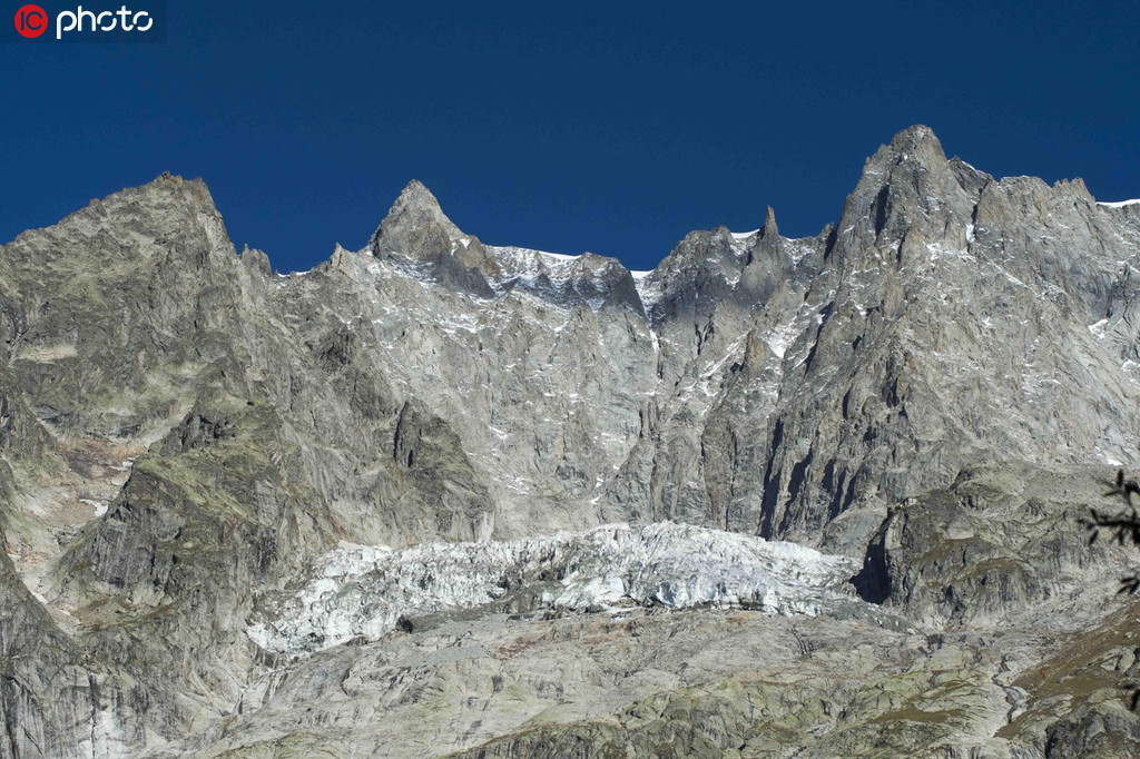 勃朗峰意大利一侧冰川发生5000立方米坍塌