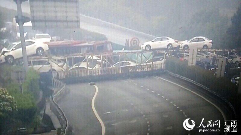 大广高速发生三车相撞事故,导致4人死亡。图为事发现场。