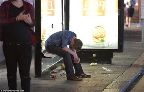 英国醉酒狂欢夜:男女齐醉倒扑街 丑态百出