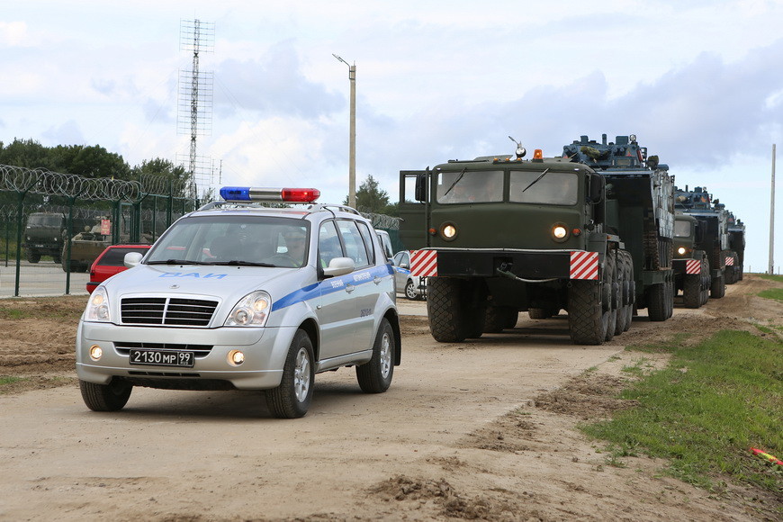 俄罗斯军方派出了专用车辆,用于运输来自中国海军陆战队的05式两栖步