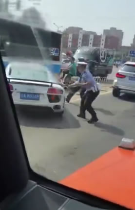 北京奥迪车撞交警闯卡事件通报:致两人受伤两