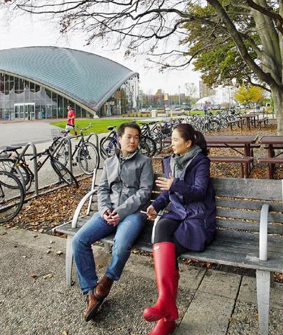 哈佛建校300年来首位登上毕业典礼进行演讲的中国人何江正在为网友