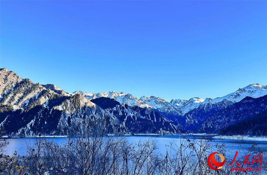 新疆天池：初冬之际雪岭镜湖共绘水墨画卷