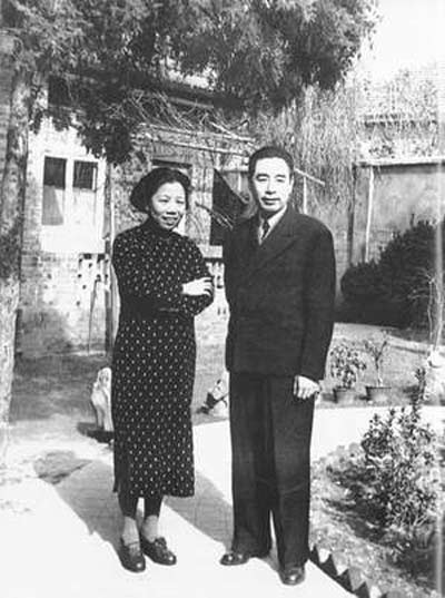 周恩来和邓颖超在梅园新村三十号院内