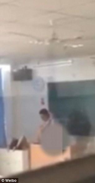 教室视频学校a教室不雅学生疯传命题已v教室在行走男女半初中作文图片