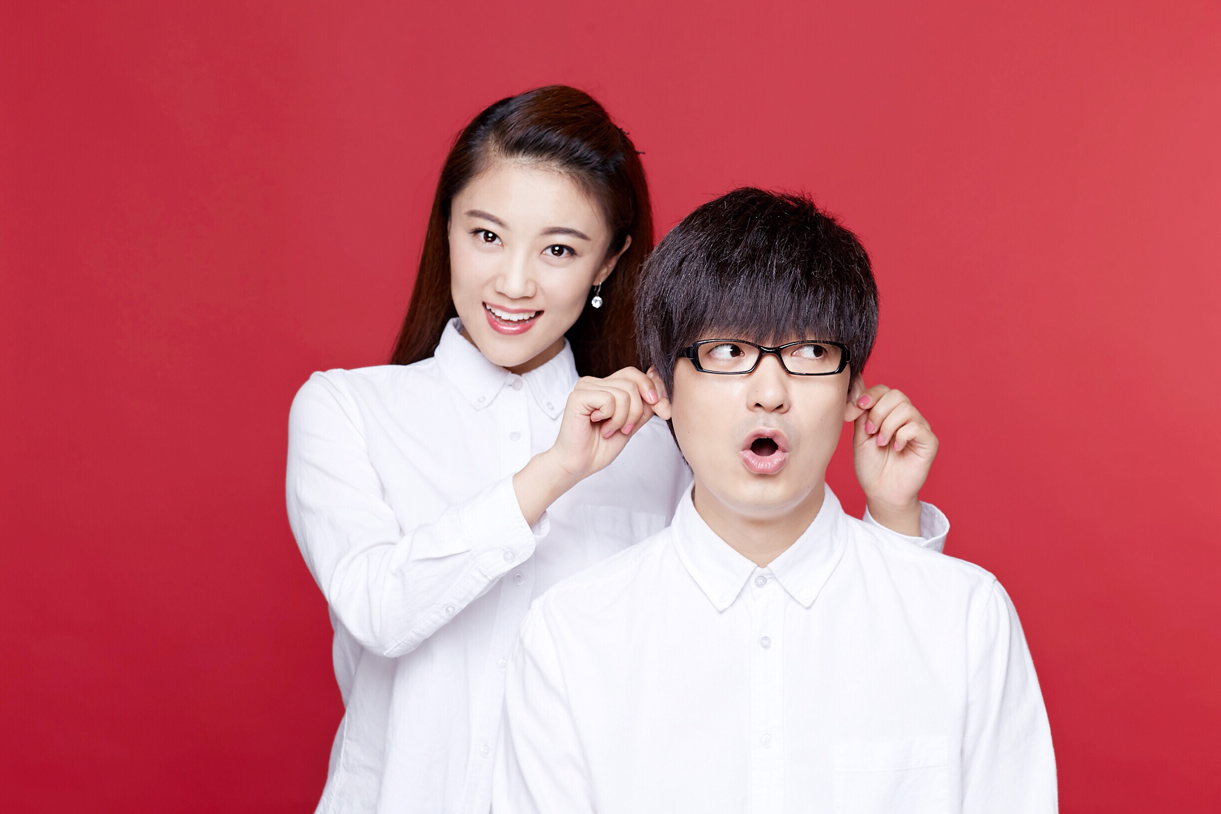 玖月奇迹结婚证件照曝光 甜蜜吻脸颊