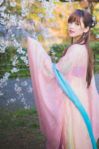 金莎晒古装美照 六年之间吕素却越变越美
