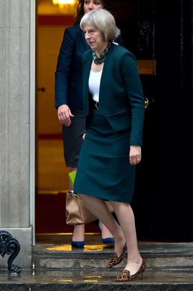 英国首相梅姨比90岁的女王更潮!豹纹,项链,皮裤…一个