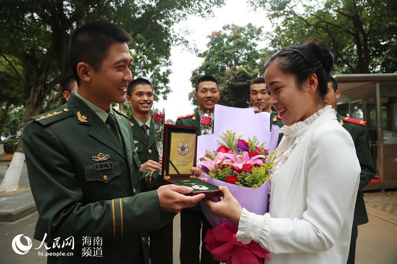 海南武警战士特殊妇女节礼物:军功章献妻子--看