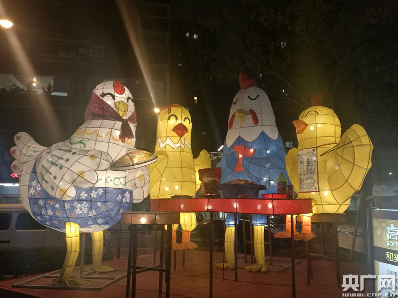 "幸福鸡立"为主题,为此,高雄市观光局特别设计了能站立的旺来鸡小提灯
