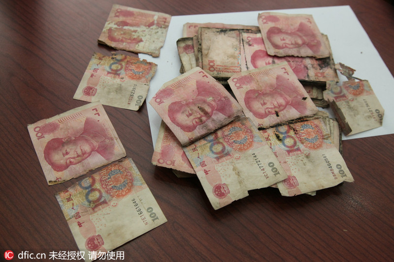 上海梅雨季一市民家两万元发霉 无奈求助银行