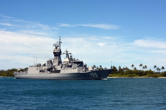 中国海军舰队到达美军珍珠港 同时悬挂中美国旗