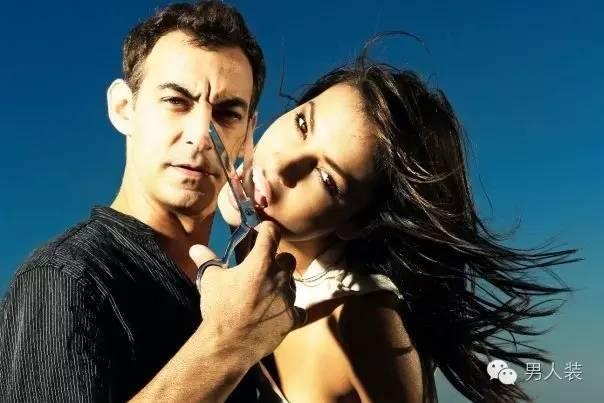 奇葩设计师 剪碎妹子衣服的大神雨露均沾