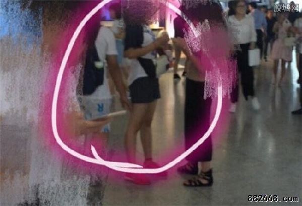 咸猪手男孩自首 称就是觉得女乘客好看才摸的(图)