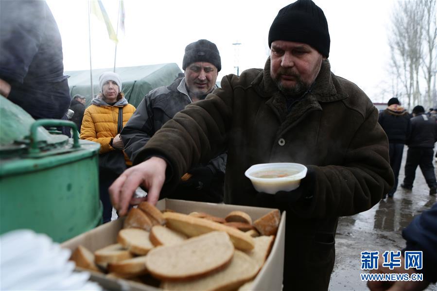 2月5日,在乌克兰顿涅茨克市以北大约6公里的阿夫杰耶夫卡市,当地居民
