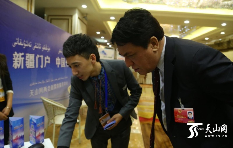 自治区人大常委会副主任里加提·苏里堂介绍天山网对新疆两会