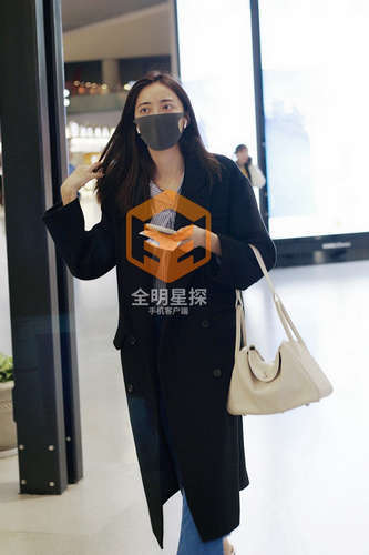 "萧筱"米露低调现身机场,衣着简约随性一路玩手机