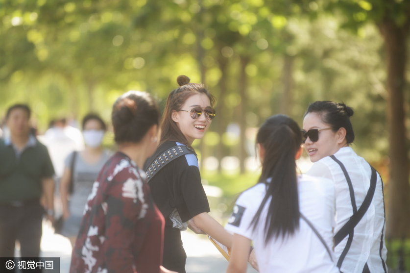 中戏开学新生前来报到 校园美女如云