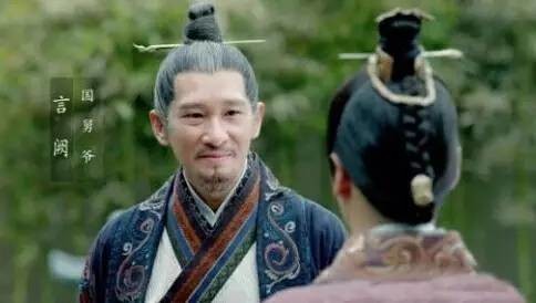 而揭掉一撮小胡子,他又是《大明王朝1566》中的太监杨金水,孝敬干爹时
