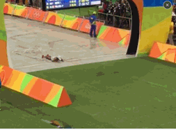 gif-机智!马拉松选手冲线滑到 做俯卧撑化解尴尬