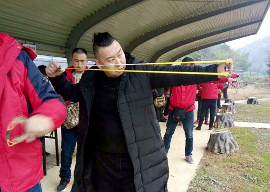 首届全国弹弓联合总决赛举行 300弹弓高手雨中"比武"争霸